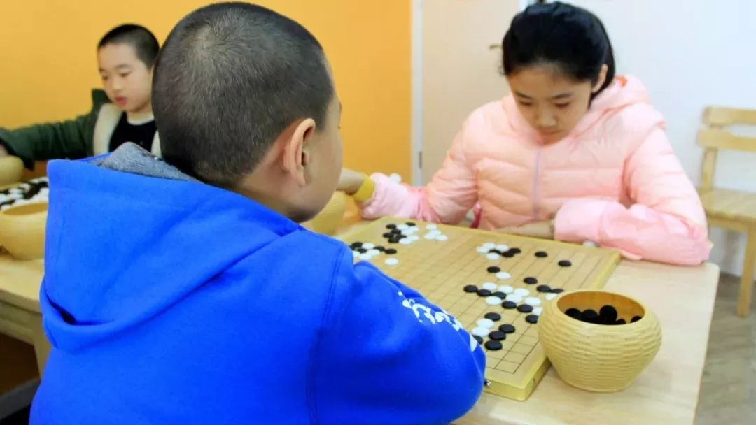 参加一次围棋比赛，胜过多次训练！