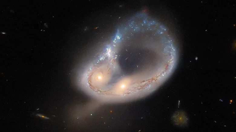 哈勃望远镜拍下了碰撞星系的惊人照片